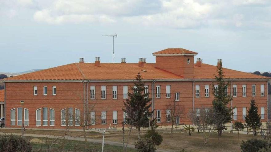 Edificio de la residencia de ancianos &quot;San Tirso&quot; en Santibáñez de Tera, al mediodía de ayer.