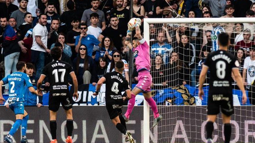 Ian Mackay ataja el balón durante el Deportivo-Fuenlabrada del sábado en Riazor. |  // CASTELEIRO / ROLLER AGENCIA