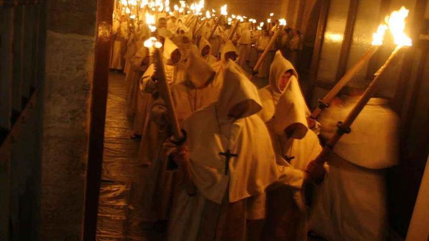 Los hermanos de La Buena Muerte salen de San Vicente.