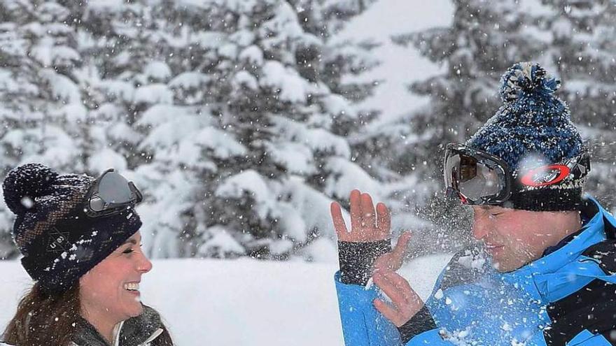 Los duques de Cambridge, a bolazos en los Alpes