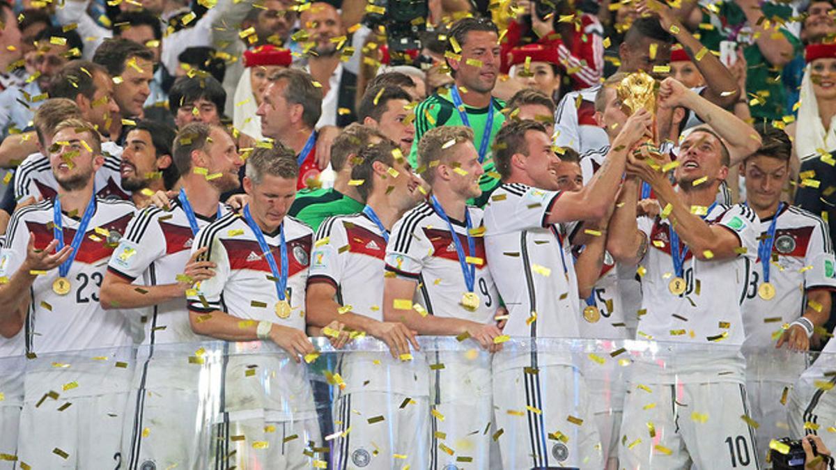 Los jugadores de Alemania, con la Copa del Mundo, en Maracaná