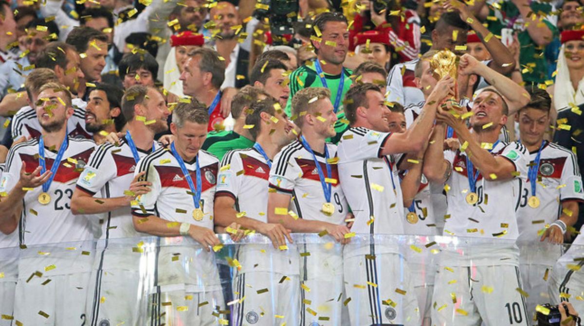 Els jugadors d’Alemanya, amb la Copa del Món, a Maracaná.