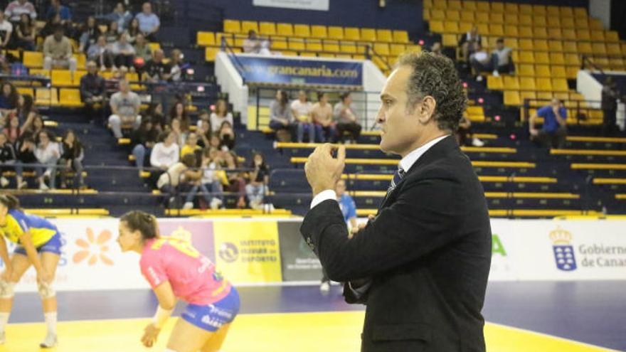 Sergio Miguel Camarero durante la dirección de un partido en el CID este curso