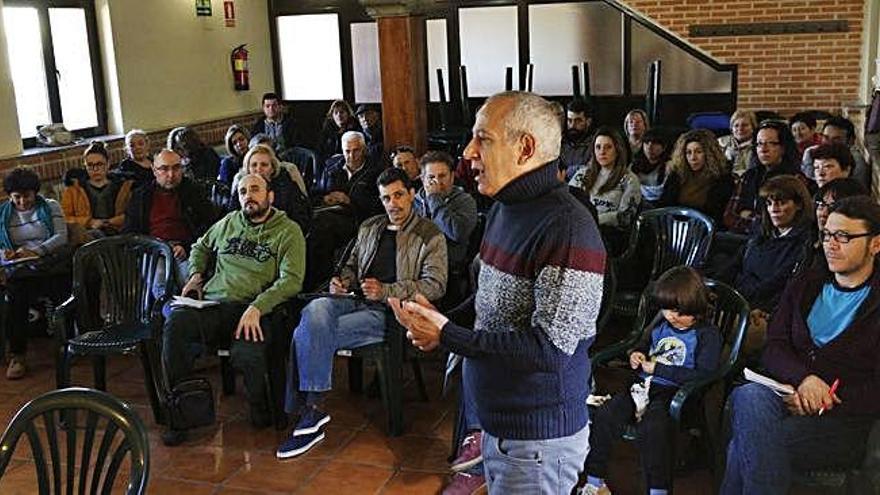 El sociólogo José Manuel del Barrio durante la intervención ante representantes de las asociaciones de diferntes comarcas.