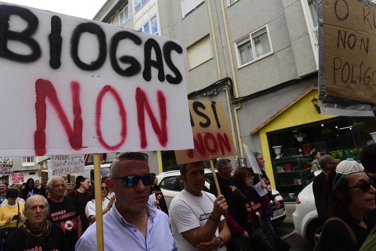 Manifestación multitudinaria en A Laracha contra la planta de biogás de Soandres: "A Laracha non se vende"