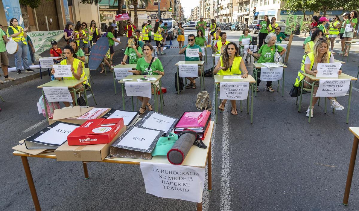 Profesores alicantinos sacaron los pupitres a las calles para escenificar un día en las aulas