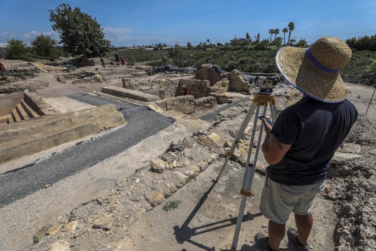 La UA retoma las excavaciones en el yacimiento de La Alcudia en busca de la palestra romana