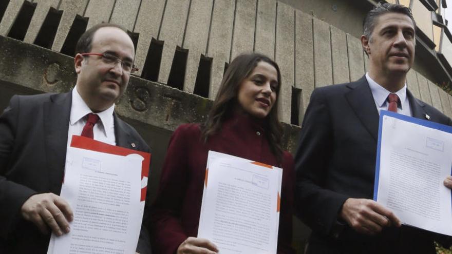 Iceta, Arrimadas i Albiol a la porta del Tribunal Constitucional.