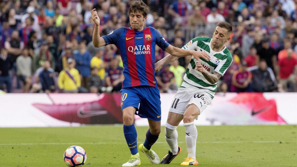 Sergi Roberto disputa un balón con Rubén Peña durante el Barça-Eibar de la Liga 2016/17