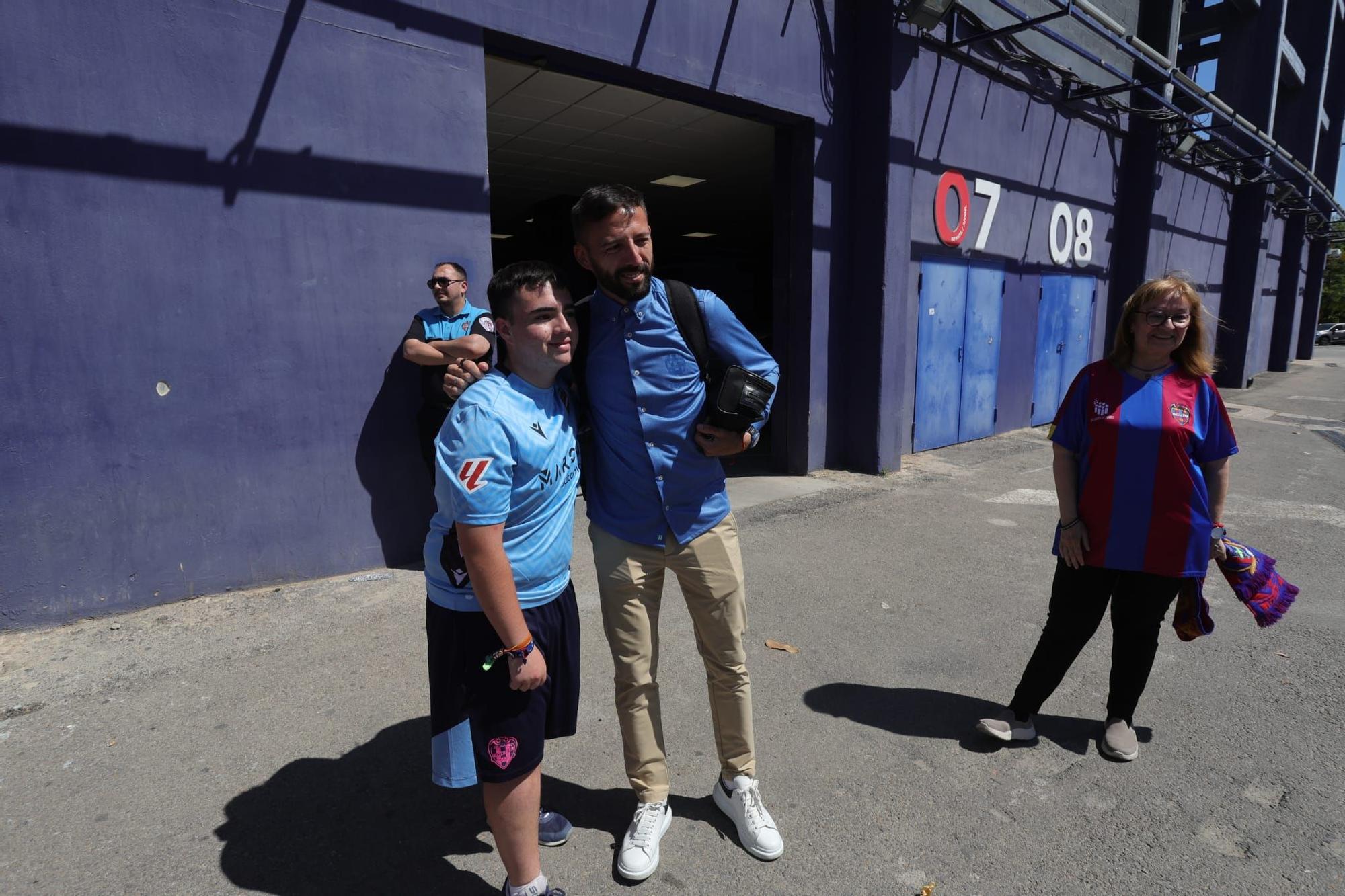 Algunos aficionados desean suerte al Levante UD antes de viajar a Buegos