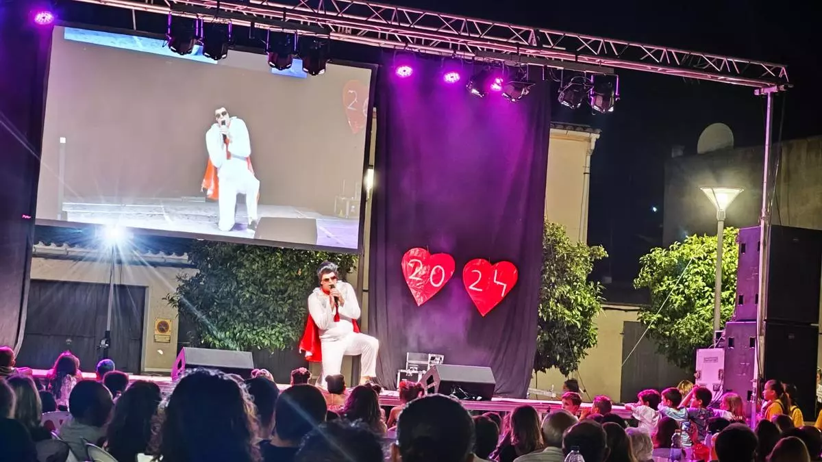 Así fue la actuación estelar del alcalde de Sant Joan convertido en Elvis Presley