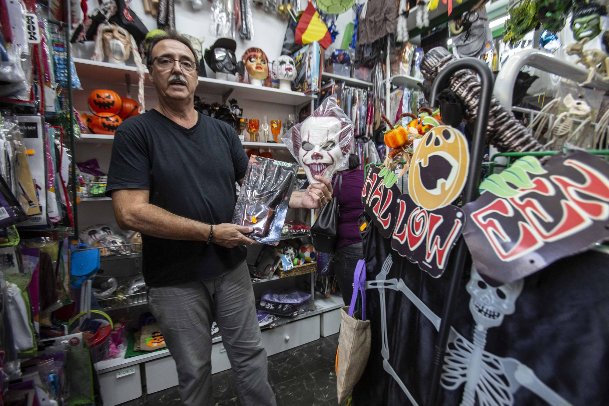 Los comercios de Alicante pierden el miedo a Halloween