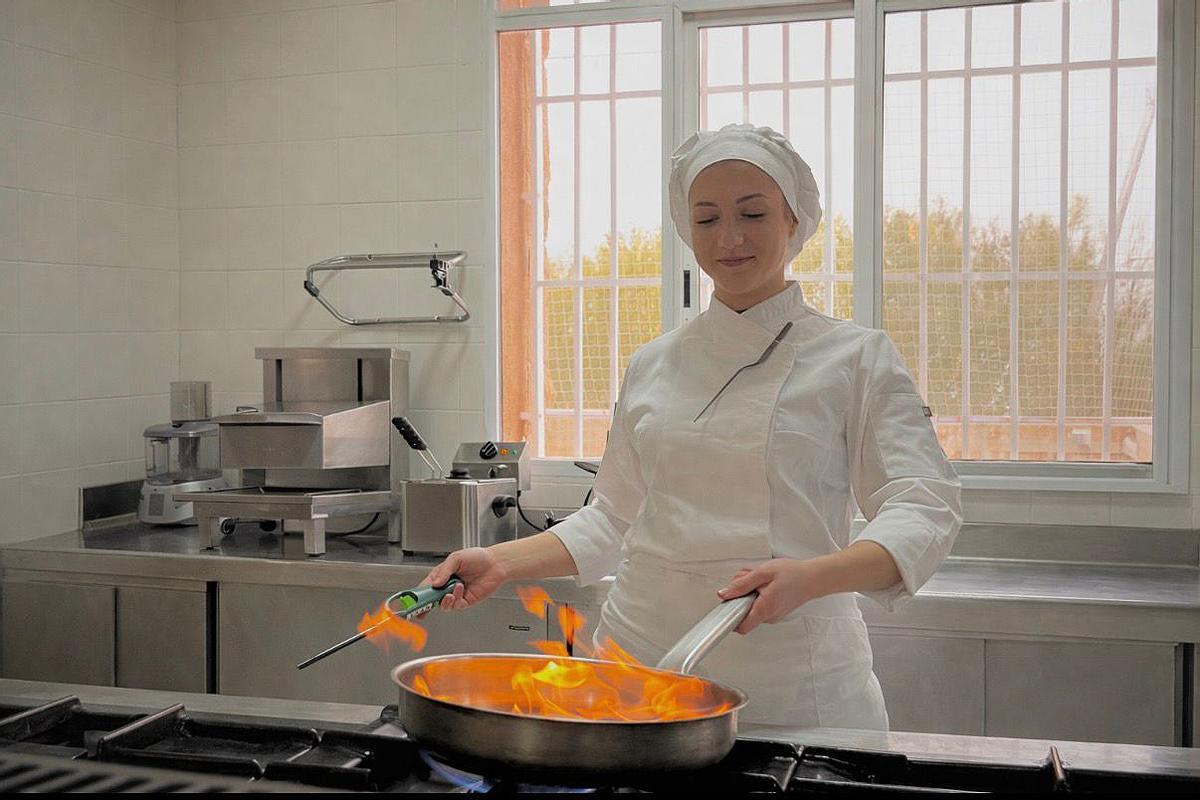 La joven cocinera Ana González, en los fogones del IES La Flota
