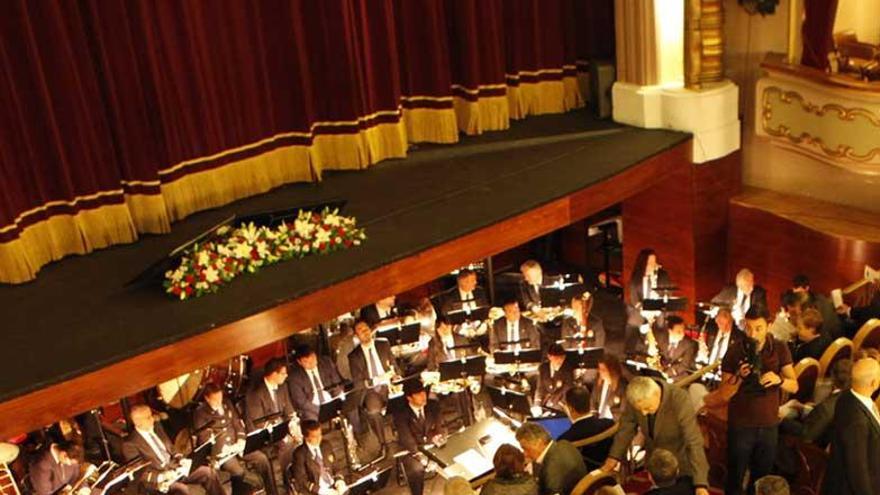 El patio de butacas y el foso del teatro, con la Banda de Música de Gijón.