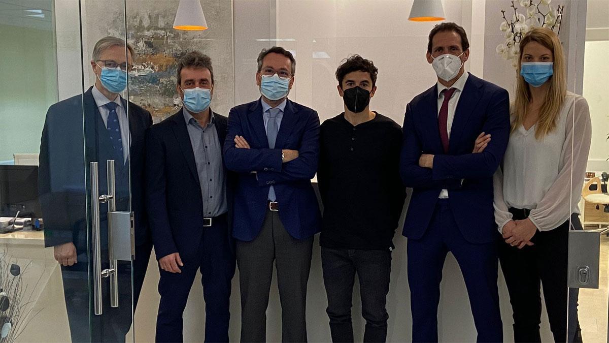 Marc Márquez, con el equipo médico que le operó en la Ruber