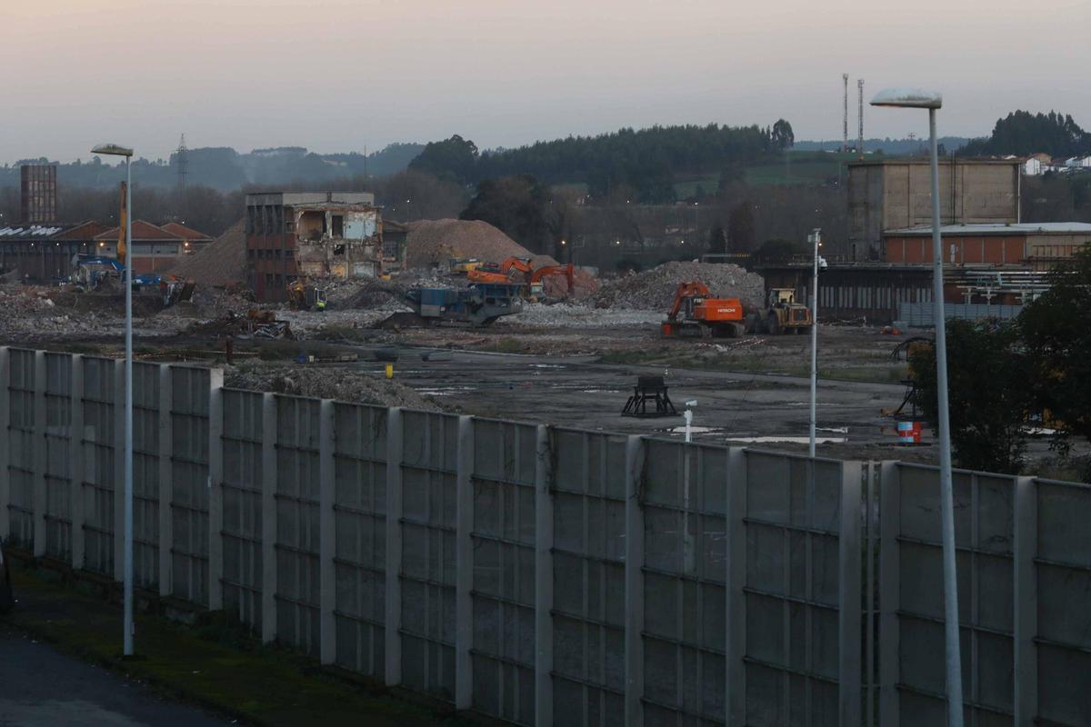 Labores de desescombro en el antiguo solar de Baterías de coque