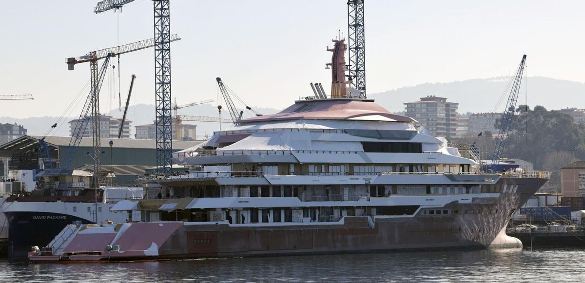 El nuevo emblema del naval vigués descubre al fin sus secretosSobre la construcción 724 de Construcciones Navales Paulino Freire (Freire Shipyard) cuelga un manto de confidencialidad casi tan tupido como la estructura que la ha protegido durante los últimos meses. Se trata de un megayate de exploración de 111 metros de eslora y que se convertirá en el mayor buque de estas características ensamblado nunca en España. Diseñado por Marin Teknikk y Bannenberg &amp; Rowell Design, consolida al centenario astillero vigués en un segmento de enorme recorrido. En su cartera de pedidos figura otro yate de similar envergadura, superior a los 100 metros, que toma forma ya en las gradas de Bouzas. | RICARDO GROBAS