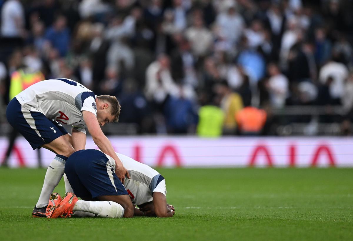 Micky van de Ven y Kevin Danso tas un partido de la Premier League entre el Tottenham Hotspur y el Brighton &amp; Hove Albion
