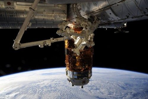 La ISS ha permitido la presencia  de astronautas, como los españoles Pedro duque o Miguel López Alegría, de forma continua en el espacio.