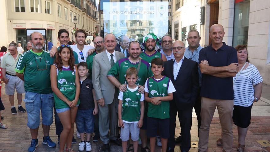 Foto de familia delante de una de las imágenes, con los participantes de la Campaña de Abonados.