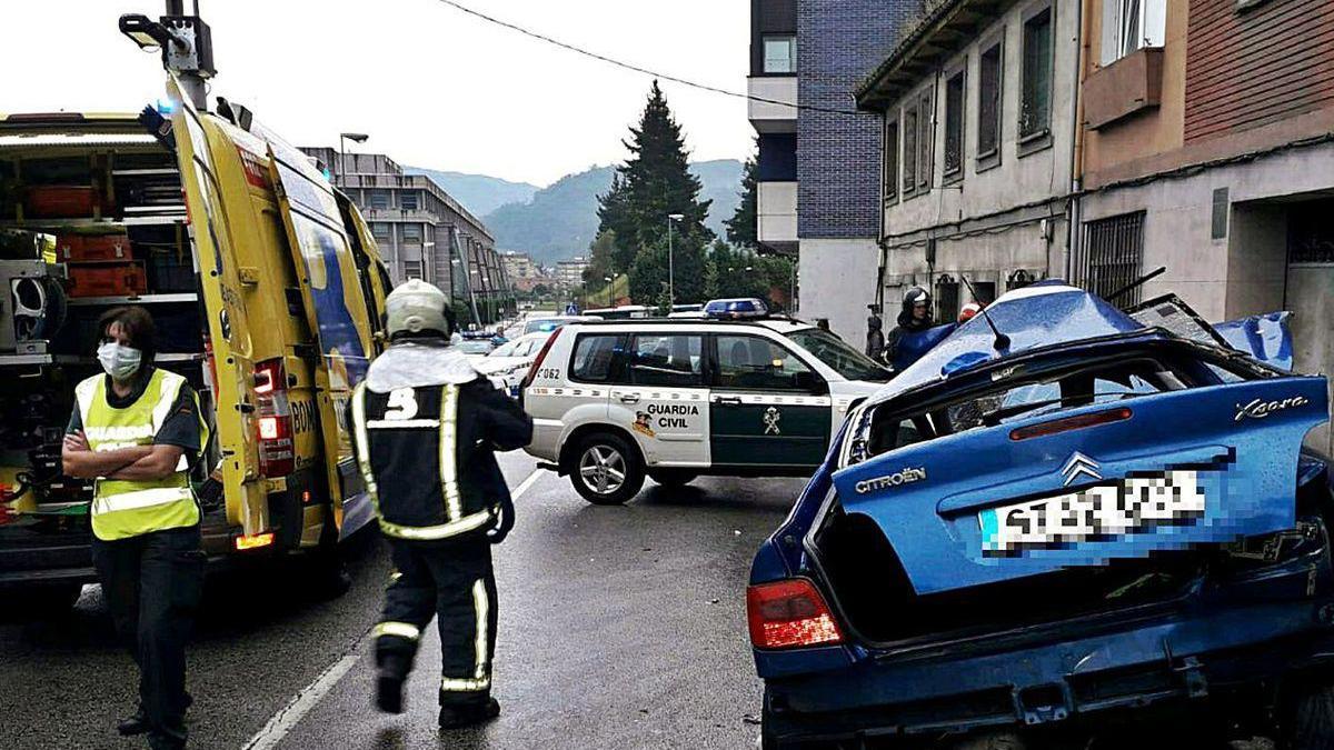 Bomberos en el lugar en el que se produjo el accidente.