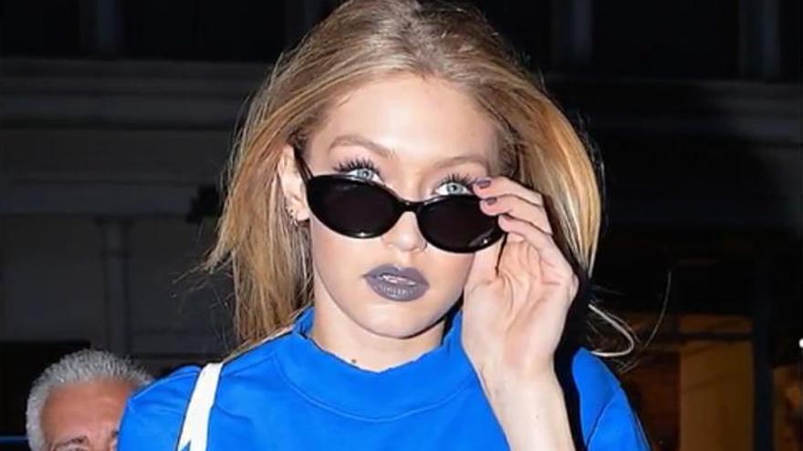 Gigi Hadid con labios grises.