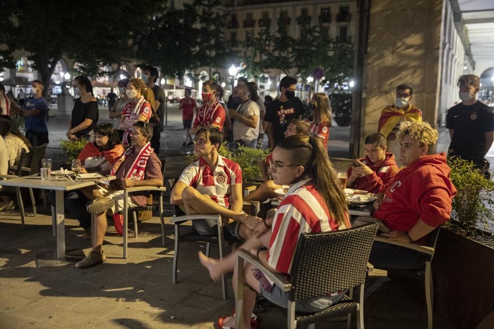 L'afició del Girona viu lluny de Montilivi la decepció.