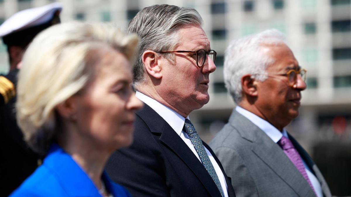Ursula von der Leyen, Keir Starmer y António Costa, durante la cumbre Reino Unido-UE de este lunes en Londres.