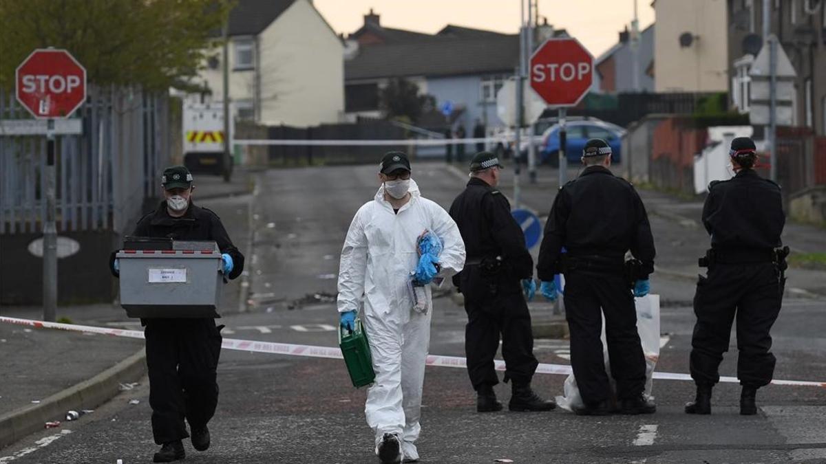 La policía examina el lugar donde asesinaron a la periodista Lyra McKee en Irlanda del Norte.