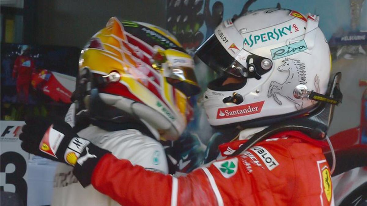 Abrazo entre Hamilton y Vettel al acabar la carrera