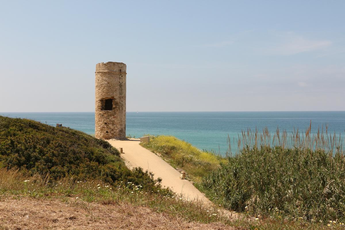 Las torres defensivas son habituales en la costa de la Luz.