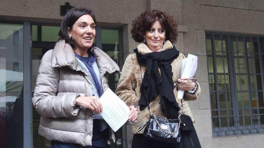 Carmen Rodríguez y Concepción García, ediles del PSOE. // FdV
