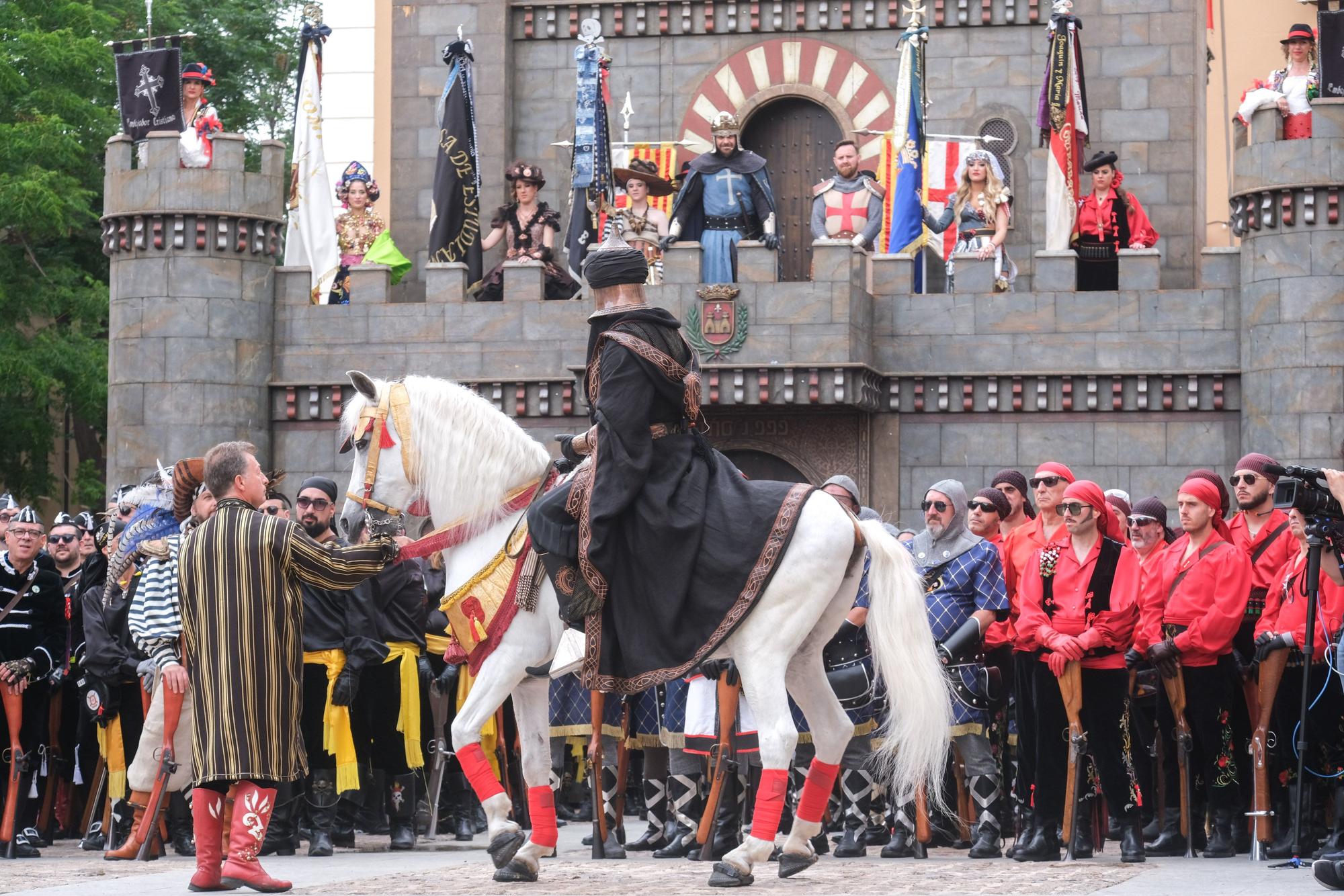 Los moros conquistan el castillo bajo la lluvia. Así ha sido la embajada mora de las fiestas de Elda