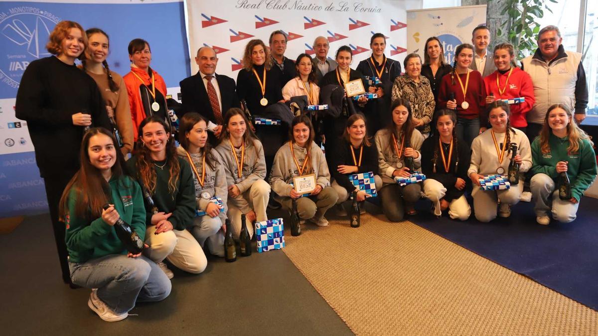 Foto de familia del podio Vigo, Gijón y Oporto.