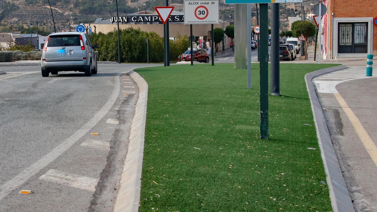 Césped artificial en un pequeño espacio en una de las entradas de Alcoy.