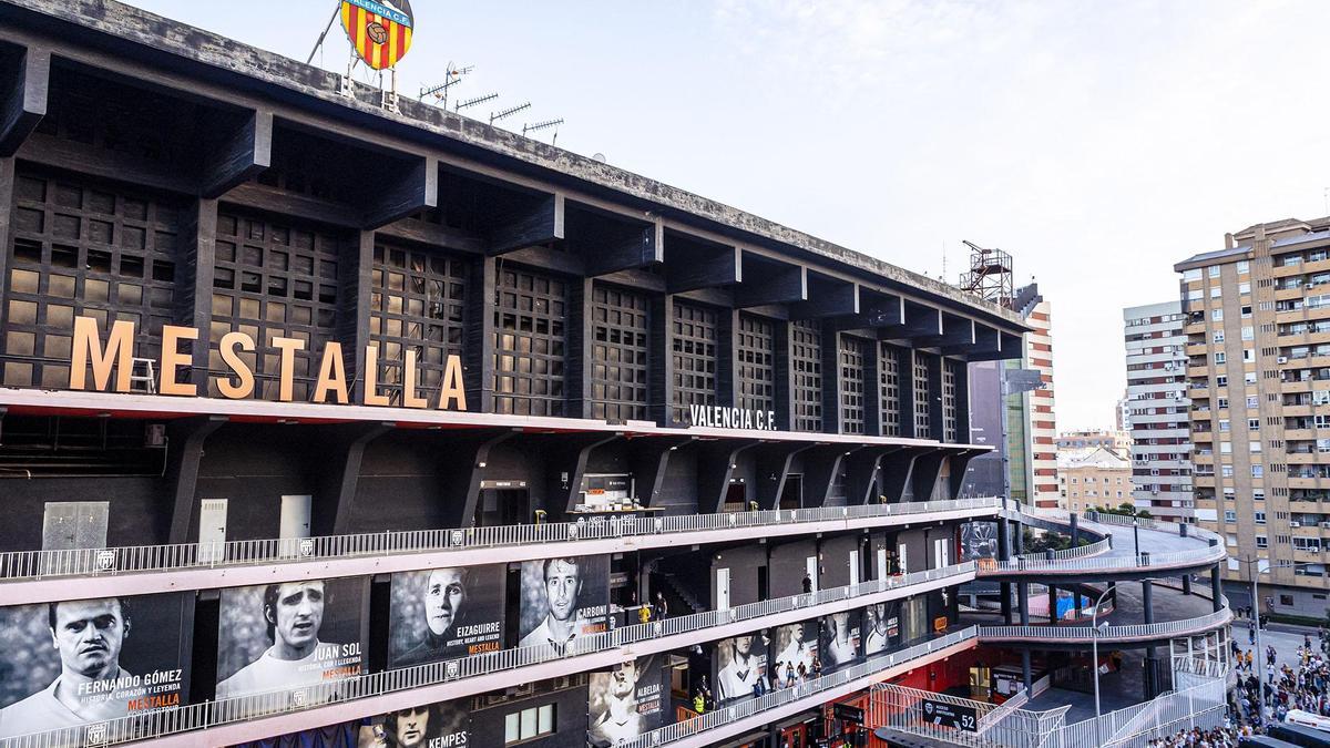 Escudo del Valencia en Mestalla