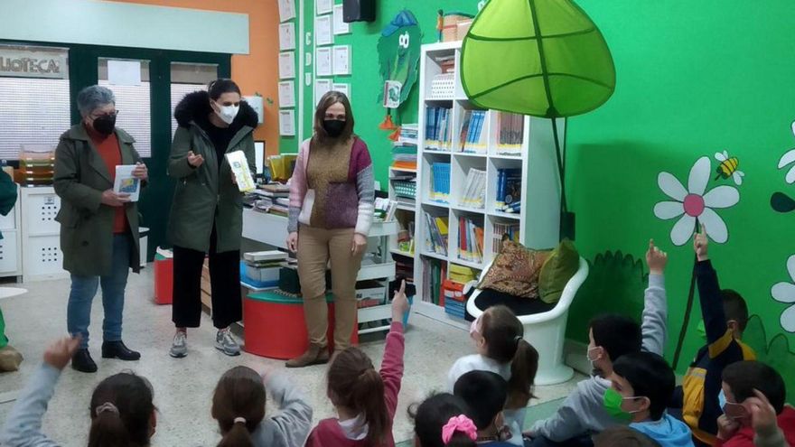 Entrega de dípticos en Barro. | // FDV