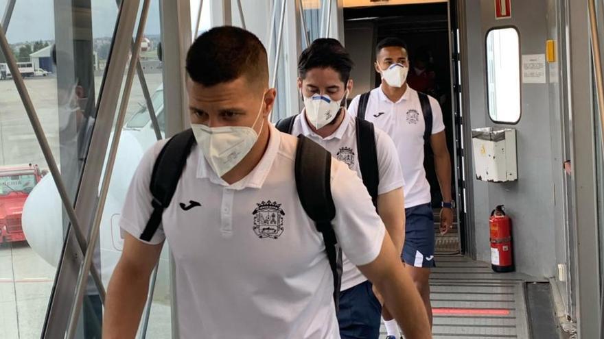 Los jugadores del Fuenlabrada, durante el viaje a A Coruña