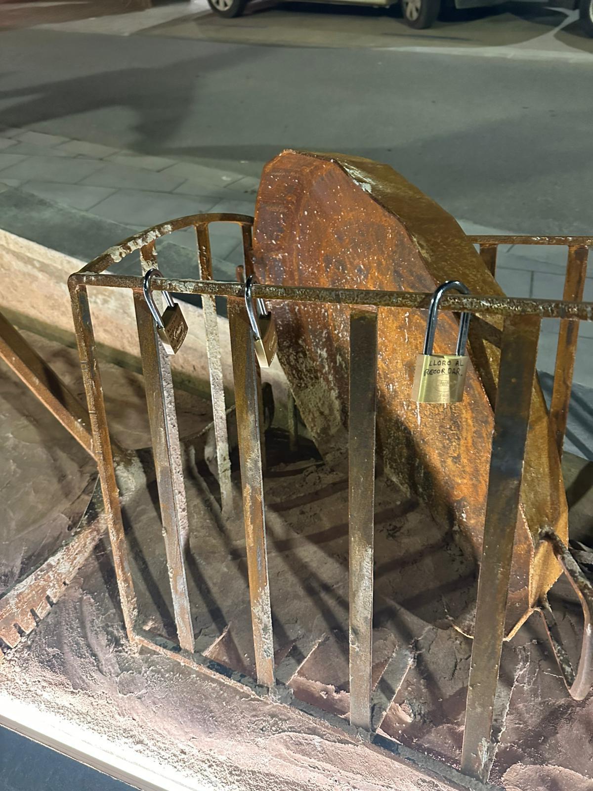 Candados con mensajes aparecidos en la escultura de homenaje al voluntariado en Alaquàs.