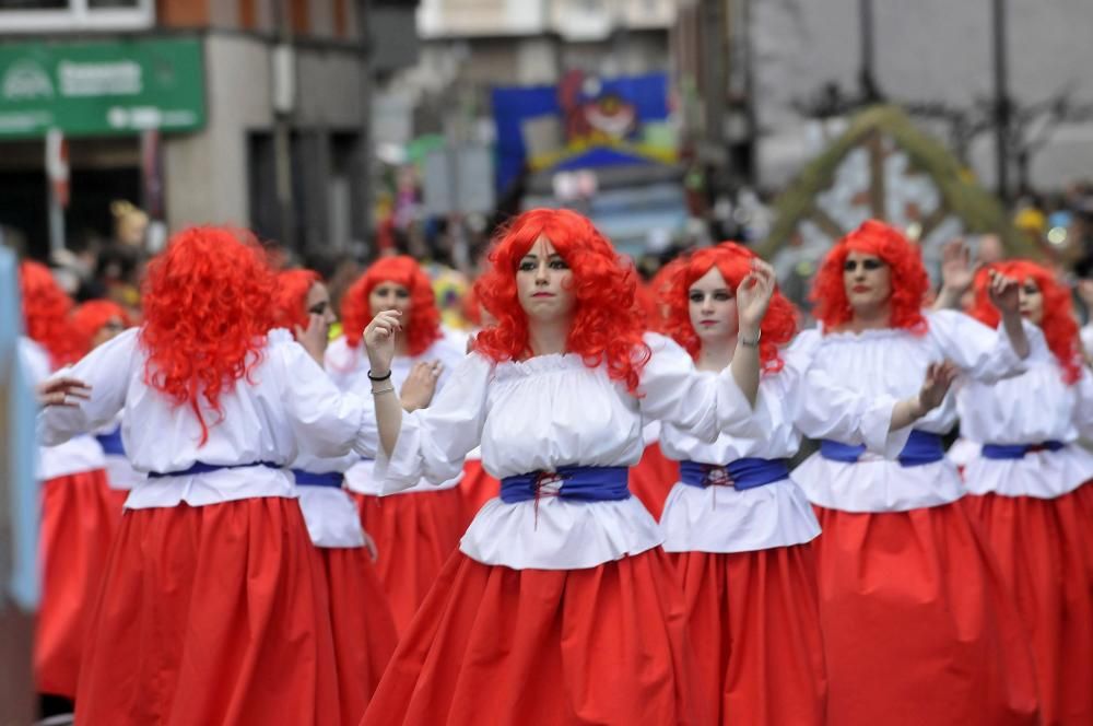 Participantes en el desfile del Antroxu en Pola de Lena.