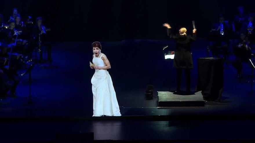 El holograma de la mítica María Callas, durante el concierto con orquesta en París. // Natalie Handel / AFP