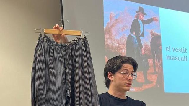 Imatges d’arxiu: Joan Adrover Vila durant una xerrada a Campos; una reproducció d’un guardapits; la cintura d’uns calçons i una pintura de Francesc Salvà | Arxiu Personal