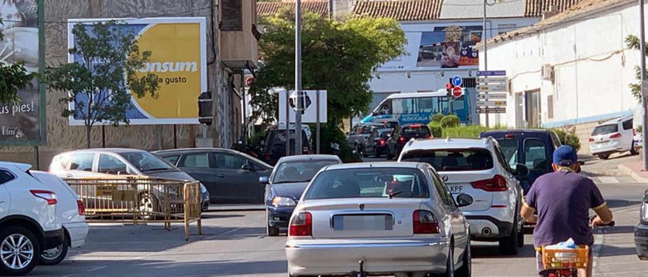 Retenciones en la avenida de Alicante, uno de los accesos a Villena.