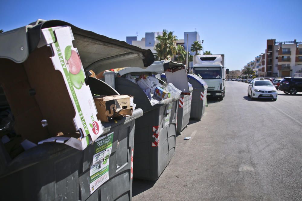 La basura se acumula en las calles de Orihuela Cos