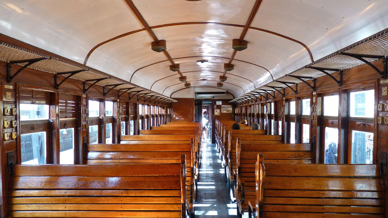 El interior de uno de los vagones de madera del Tren de la Fresa