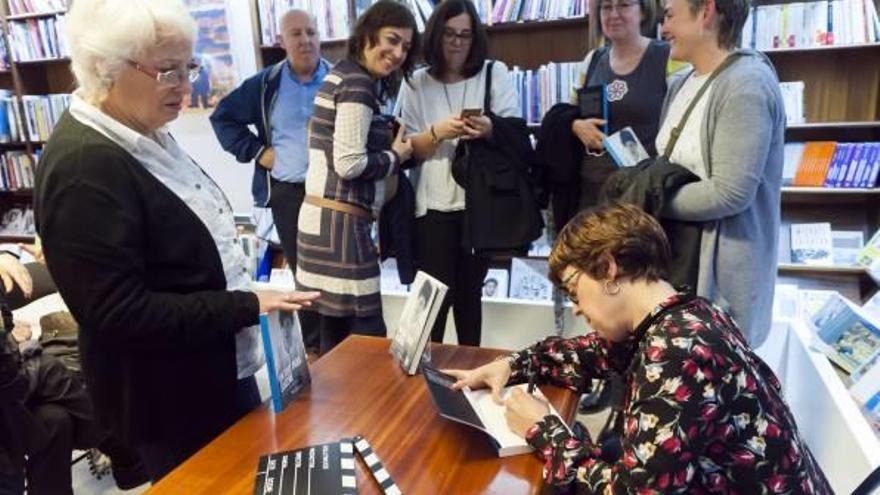 Gemma Camps signant, dijous, exemplars de la novel·la després de la presentació del llibre, a la Parcir