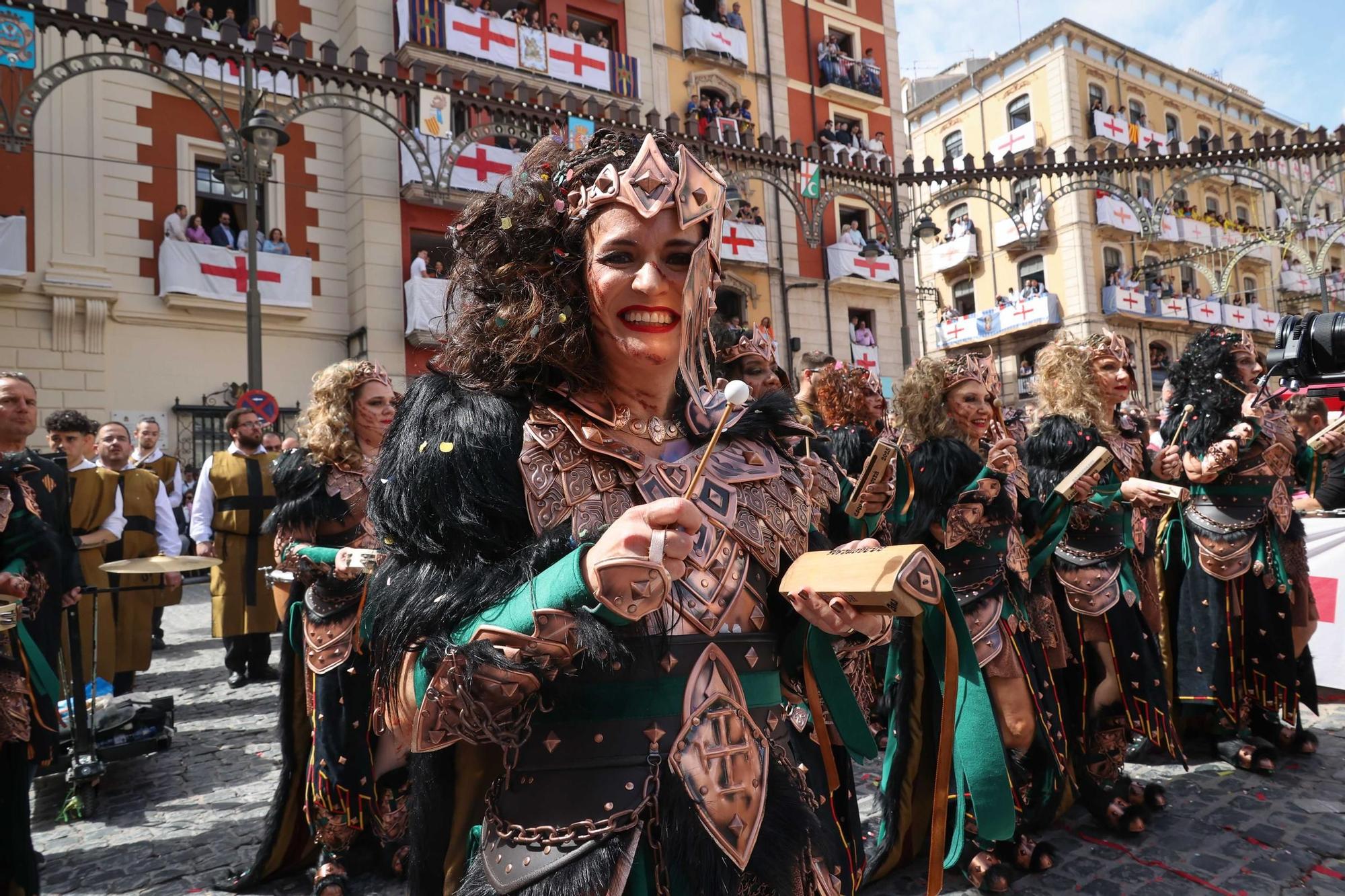 Alcoy se entrega al espectáculo de las tropas cristianas