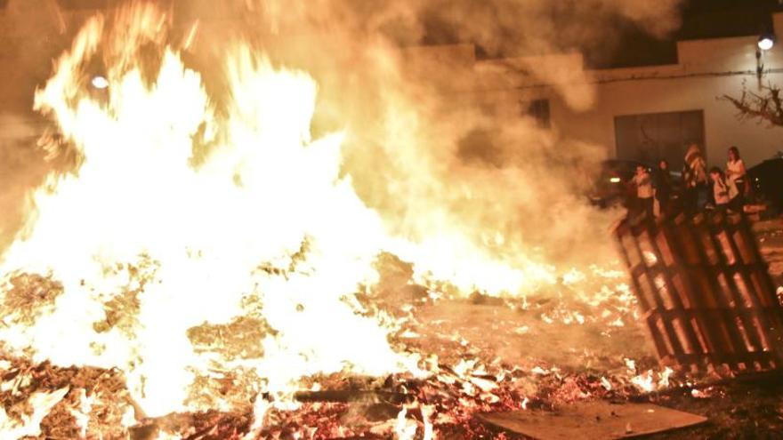 Los vecinos celebran esta noche las tradicionales hogueras de San José