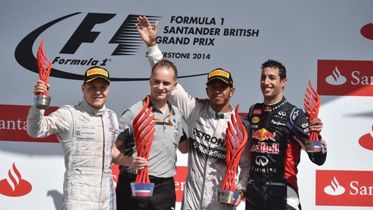 Valtteri Bottas, Lewis Hamilton y Daniel Ricciardo celebran la victoria en Silverstone.