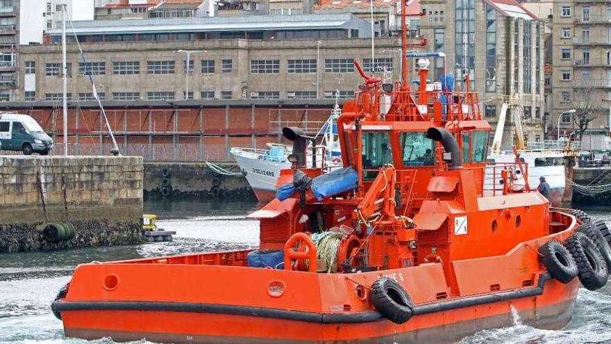 Uno de los buques de Remolcanosa, entrando en el muelle de Vigo.